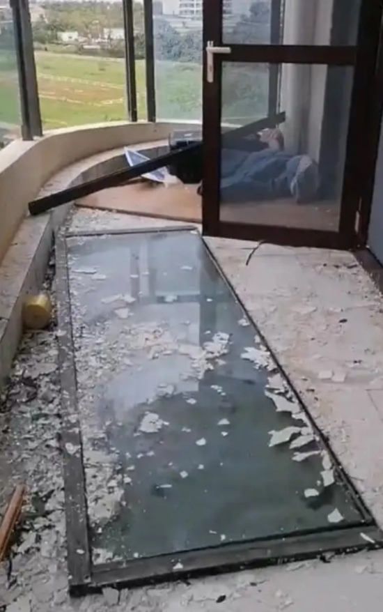 封阳台门窗翻车实录：暴雨天发现胶缝在跳