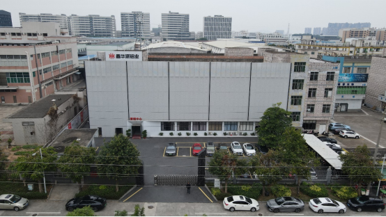 鑫华派：国际大师至擎 V'50 启幕 2025 轻高定革命
